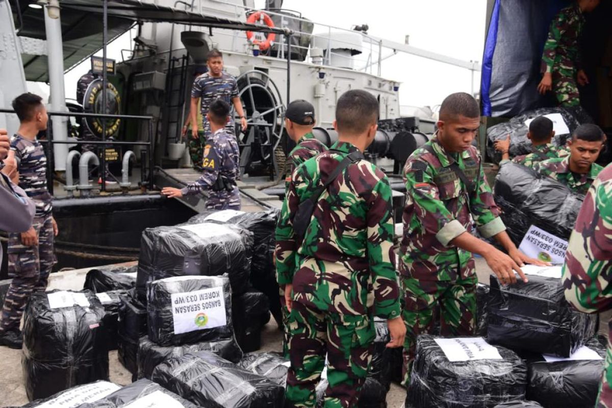 Koarmada I kerahkan kapal perang kirim bansos korban longsor di Natuna