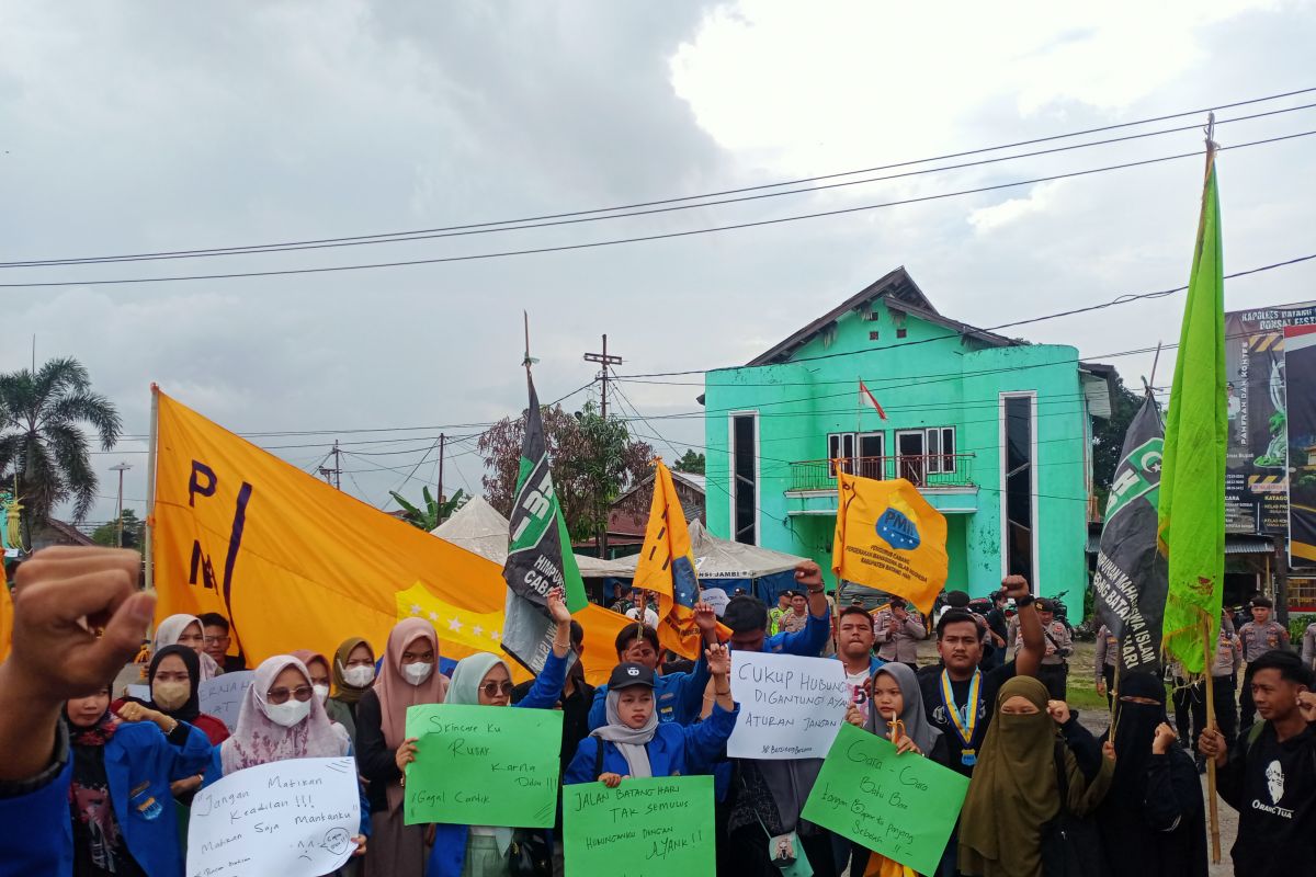 Puluhan mahasiswa Batanghari demo tolak angkutan batu bara