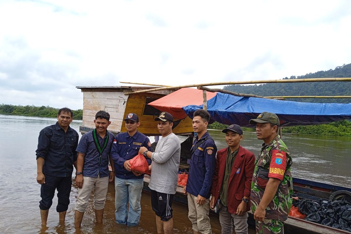 Karang Taruna Sejangkung saluran paket bantuan hasil aksi donasi peduli banjir