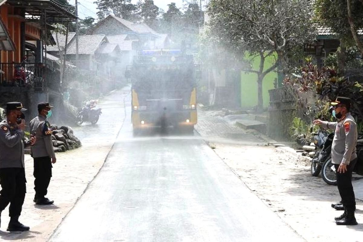 Polisi bantu bersihkan abu vulkanik di jalan pascaerupsi Merapi