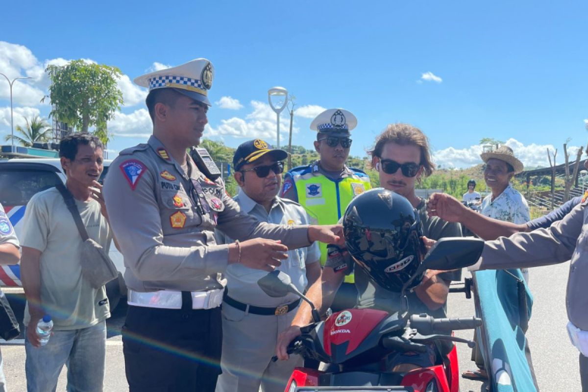 Polres Lombok menggandeng pemilik rental kendaraan cegah kecelakaan turis