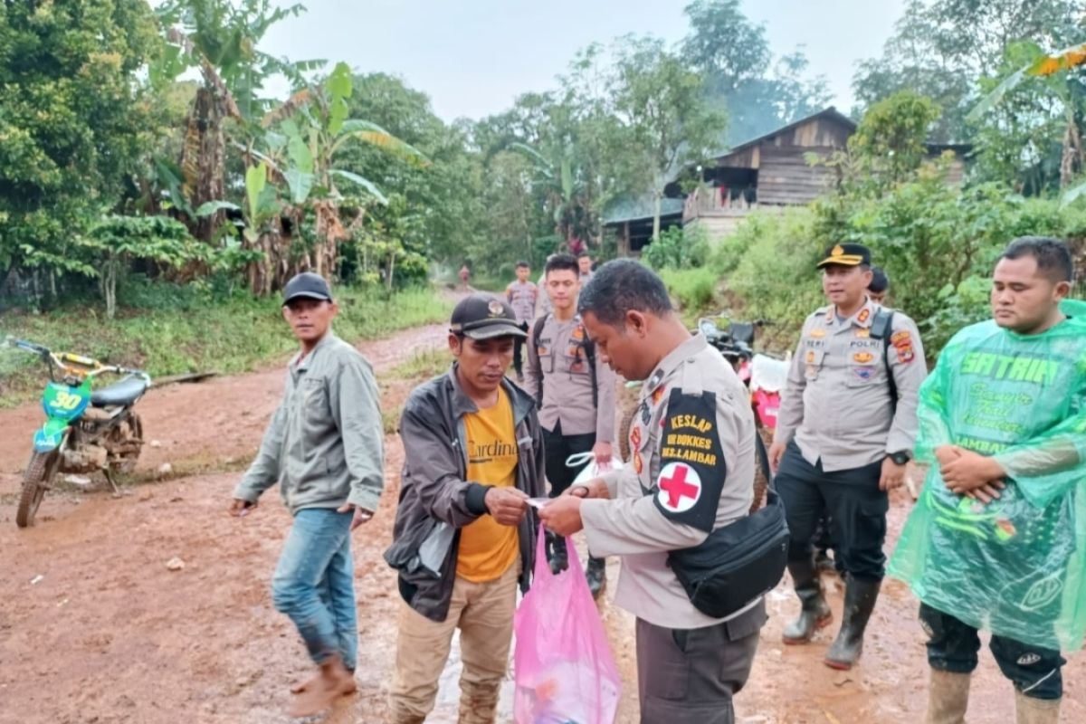 Jumlah pengungsi banjir dan longsor di Lampung Barat capai 255 KK