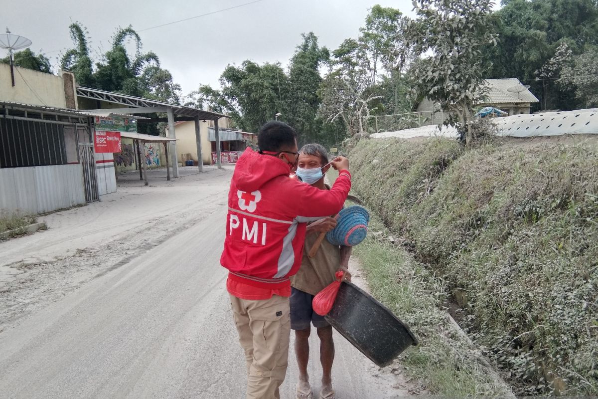 PMI distribusikan ribuan masker di lokasi terdampak erupsi Merapi
