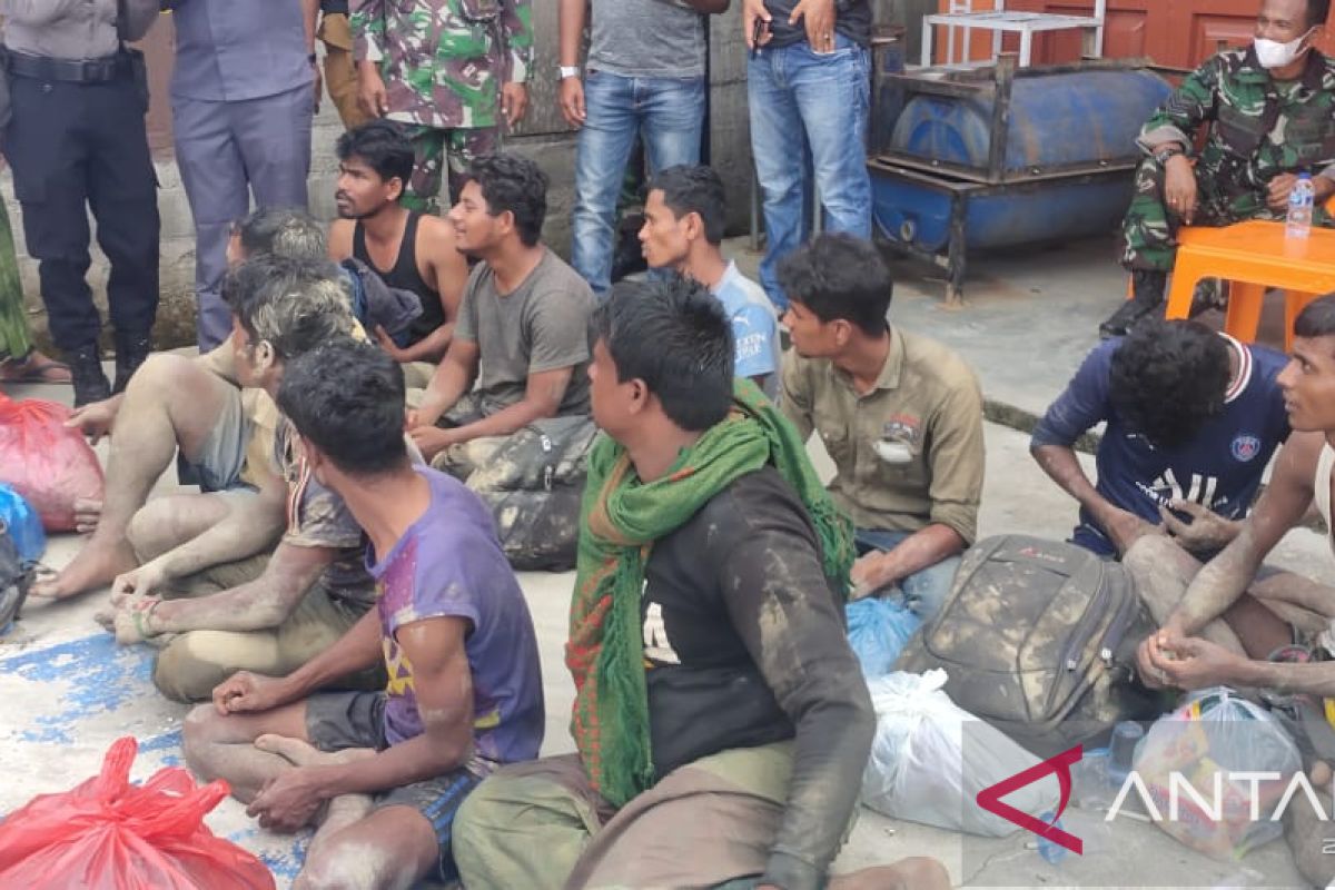 Pemkab Abdya tampung 21 etnis rohingya dibekas gedung Puskesmas