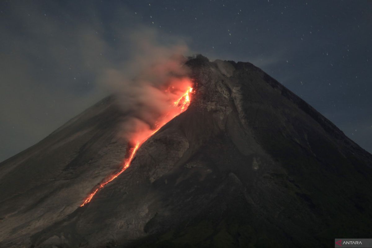 Gunung Merapi tercatat sudah 60 kali keluarkan awan panas guguran sejak Sabtu