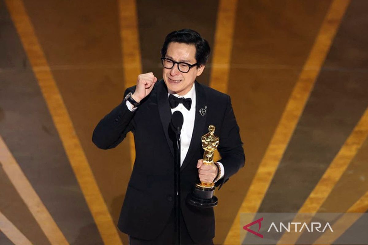 Ke Huy Quan-Jamie Lee Curtis raih Oscar berkat "Everything Everywhere"