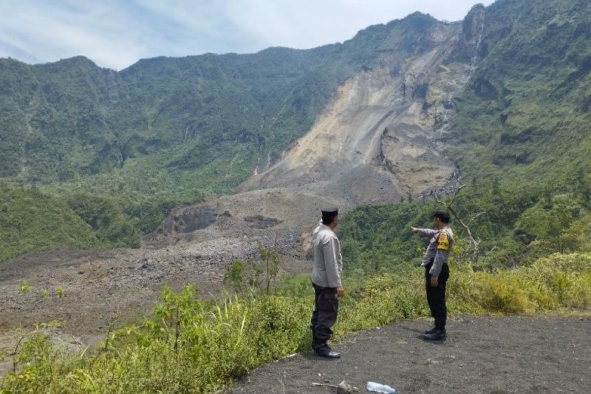 Tanah tebing Gunung Galunggung sebelah barat di Tasikmalaya kembali longsor
