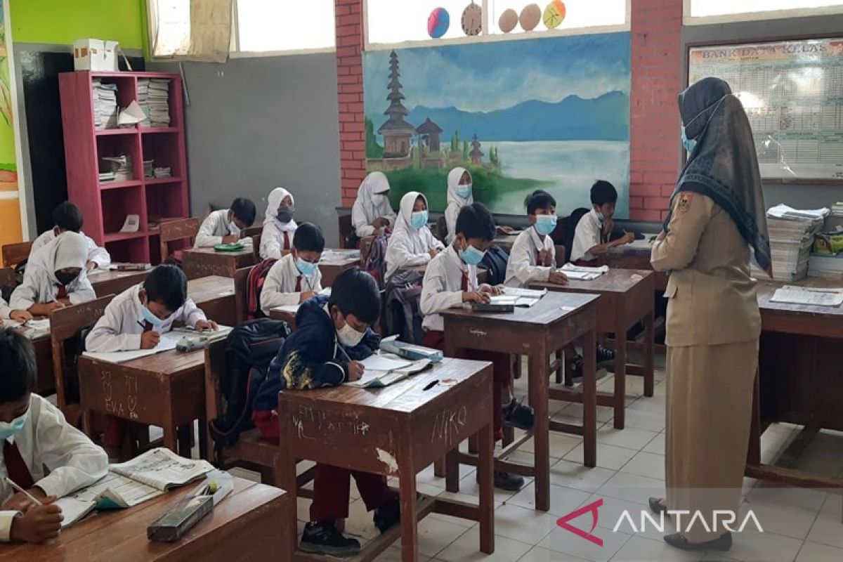 Siswa SDN 2 Tlogolele tetap belajar pasca-hujan abu Gunung Merapi