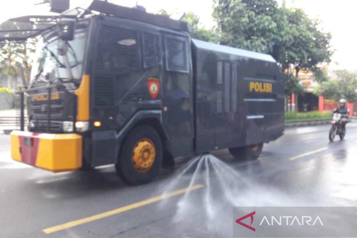 Polres Temanggung gunakan water cannon hilangkan abu Merapi di jalan