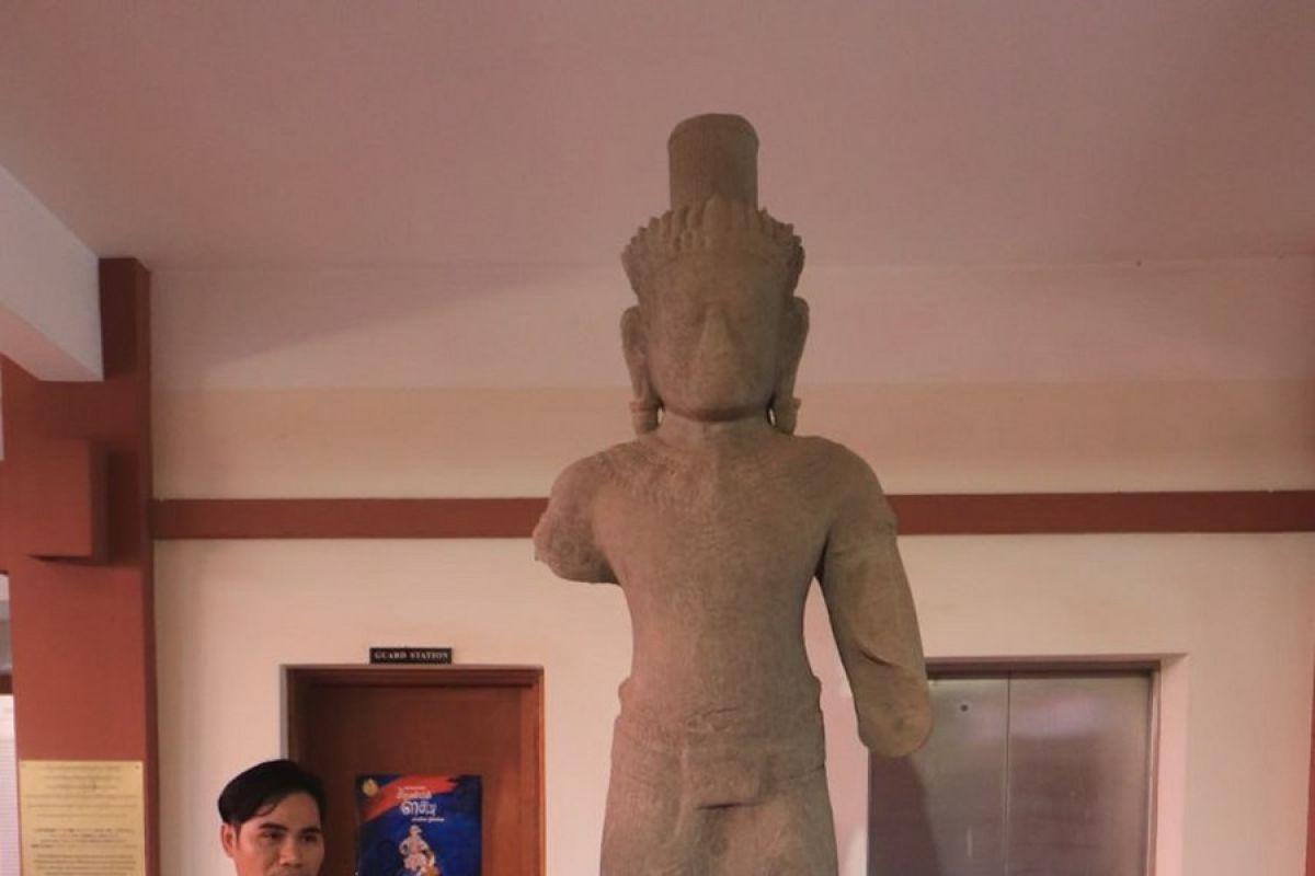 Patung penjaga pintu berusia ratusan tahun dipamerkan di Kamboja