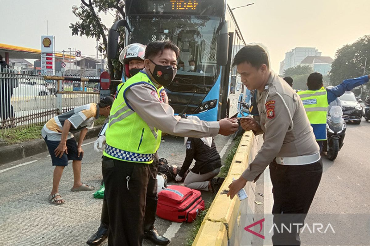 Polisi tangani kecelakaan motor-TransJakarta tewaskan seorang wanita