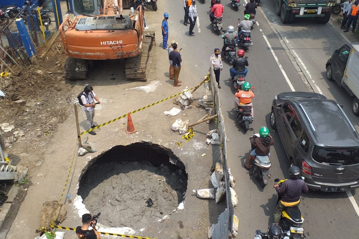 DKI kemarin, Bandara Halim sambut KTT hingga aspal longsor Daan Mogot