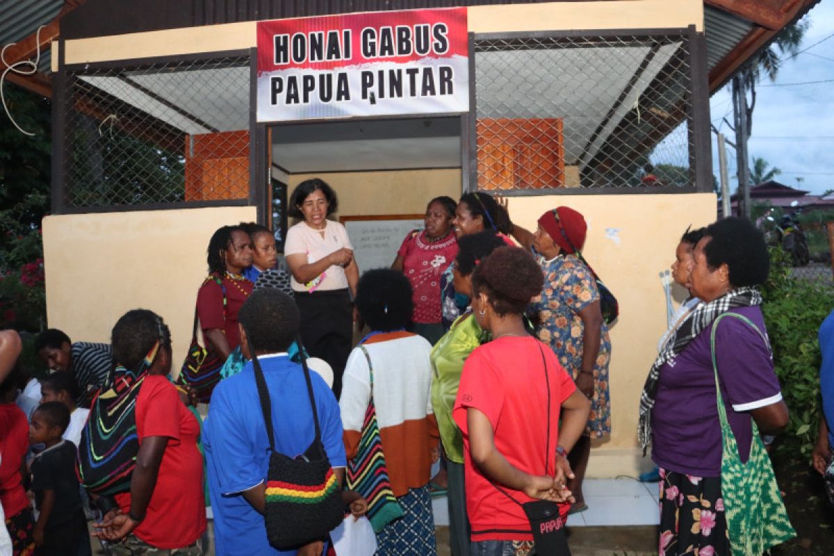 Polres Jayapura bangun Honai "Gabus" ajari mama-mama baca tulis