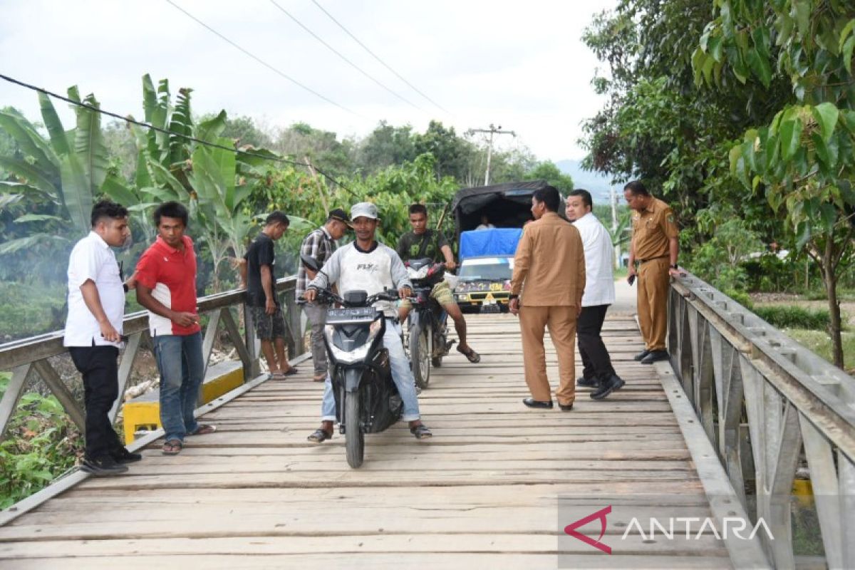 Jembatan baely hubungkan 3 kecamatan terpasang, warga apresiasi Bupati Tapsel