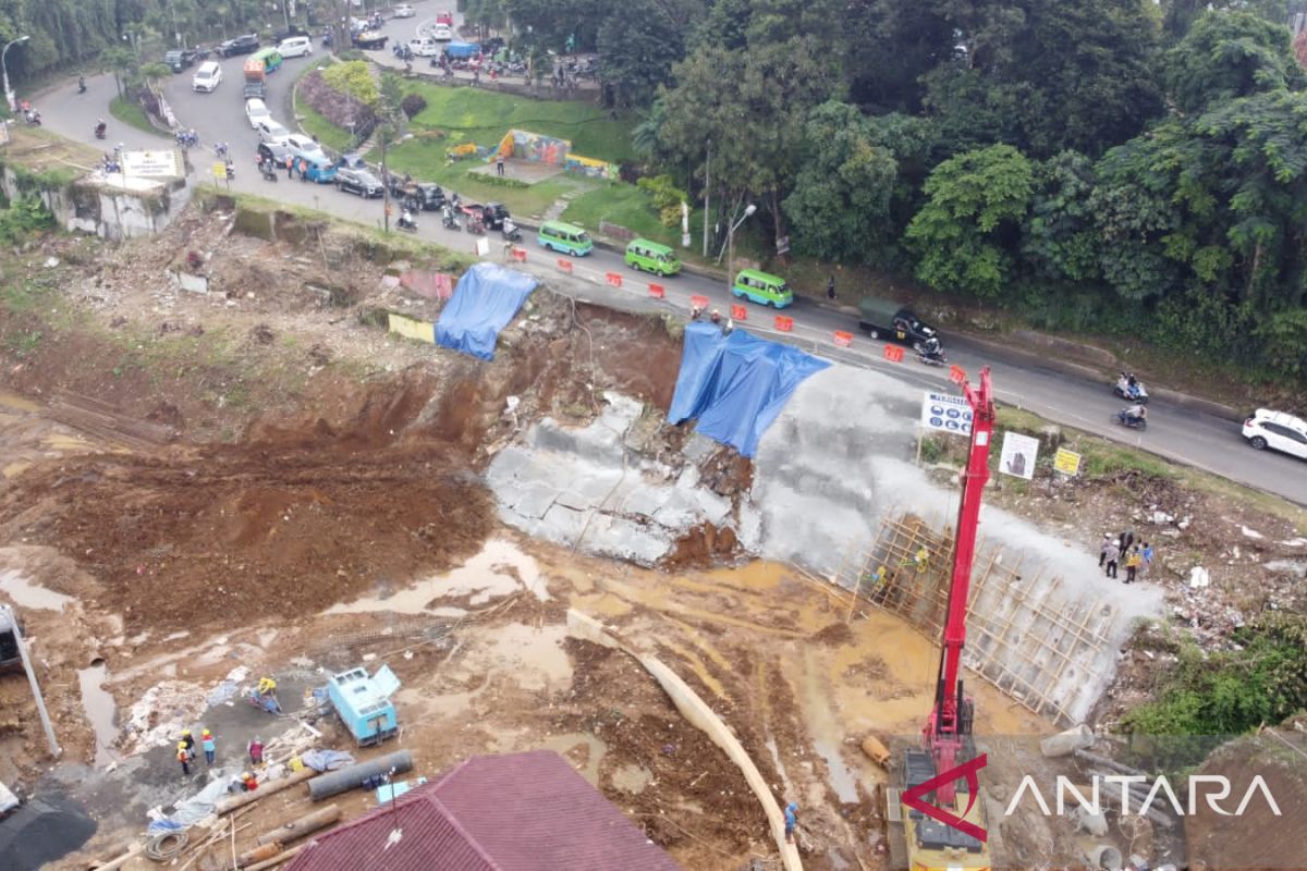 Tebing penahan tanah di jalan akses menuju Stasiun Batutulis Bogor longsor