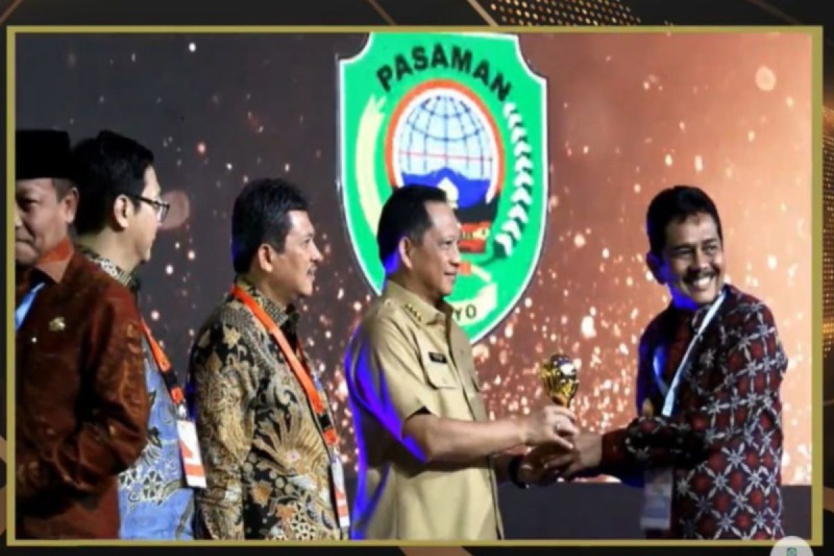 Sukses dukung Program JKN,  Pj.Wali Kota Tebing Tinggi terima penghargaan UHC Award 2023