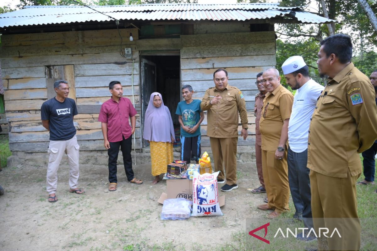 Siti Hawa, warga Aceh Jaya yang tinggal di rumah reot dapat bantuan rumah layak huni