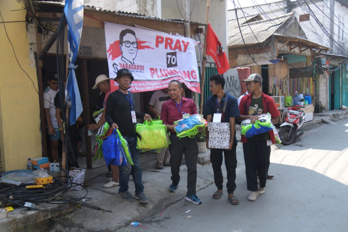 Relawan salurkan bantuan untuk korban kebakaran Plumpang