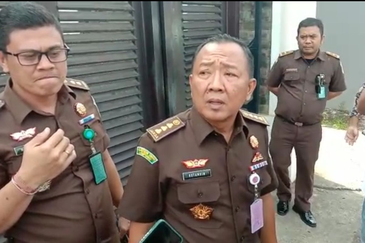 Kejati Lampung geledah rumah mantan Kadis DLH Bandarlampung
