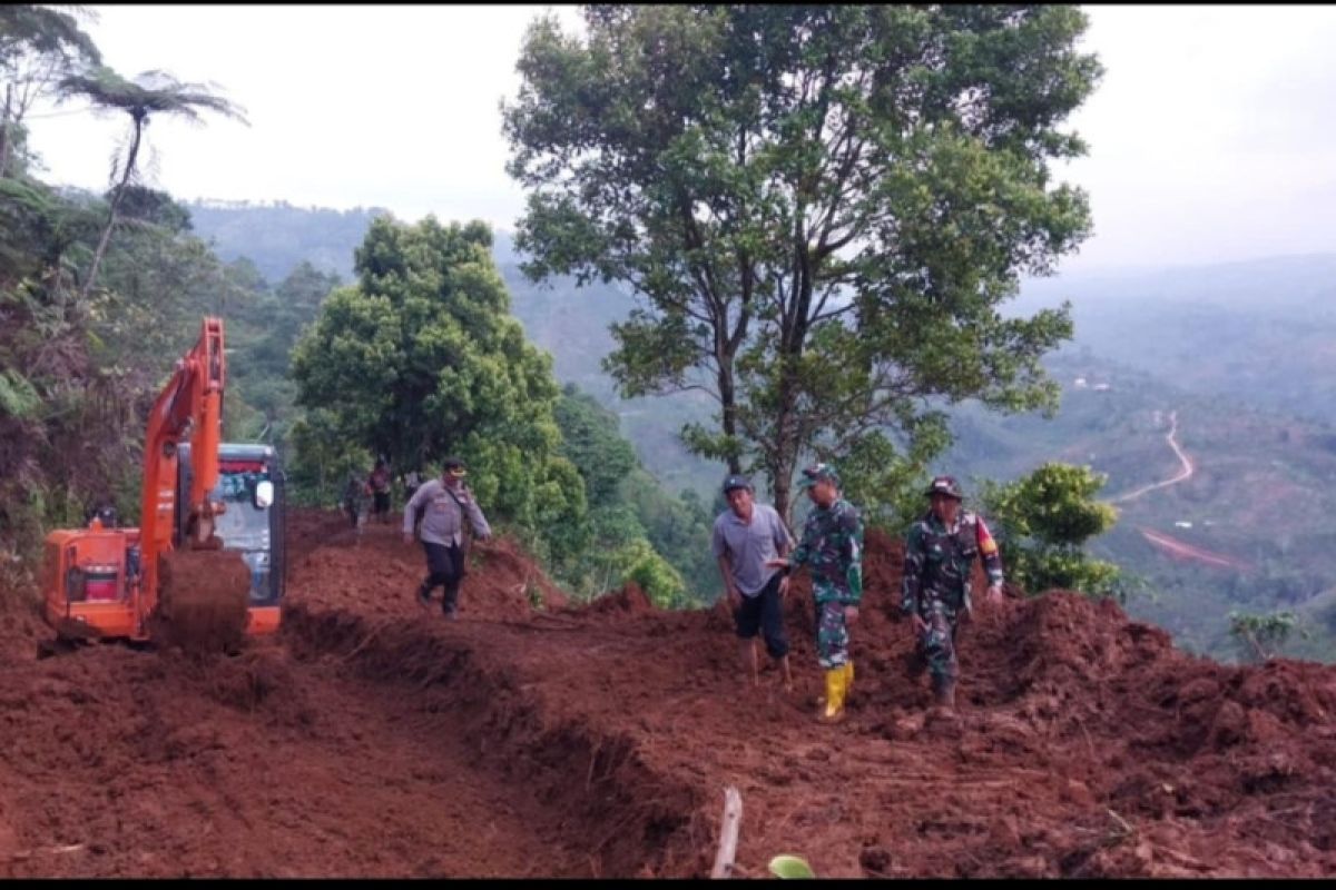 Alat berat buka jalan untuk salurkan bantuan pasca longsor di Lampung Barat