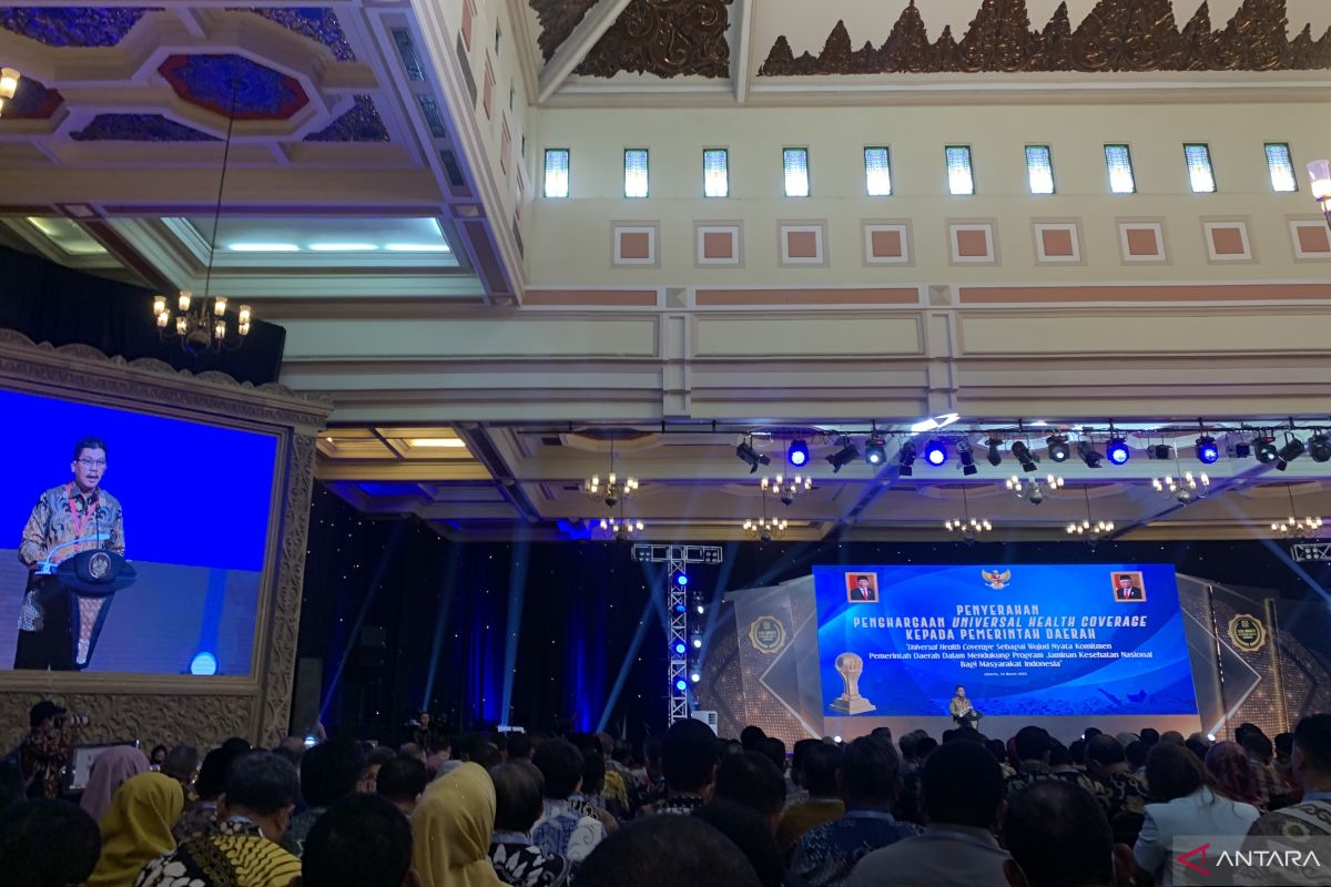 BPJS Kesehatan asks recipients of UHC Awards to maintain achievement