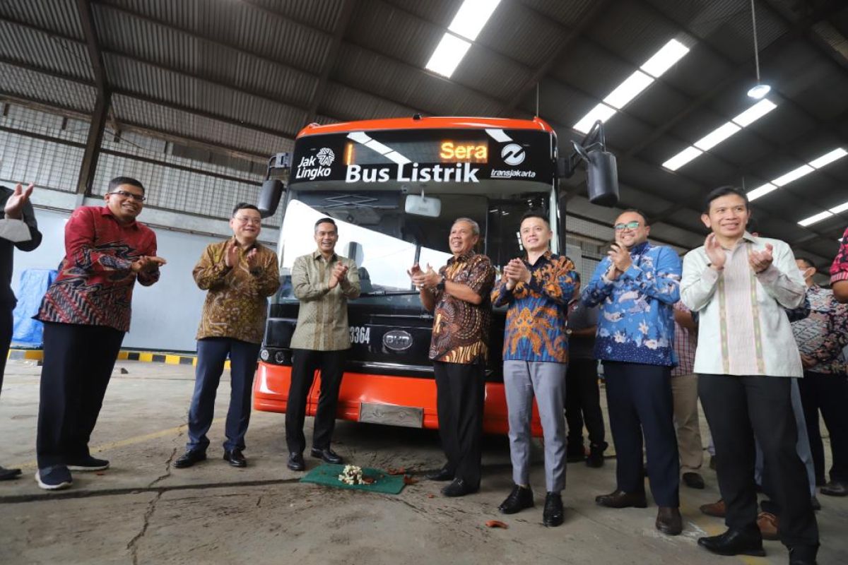 Grup Bakrie serahterimakan 22 unit bus listrik ke Mayasari Bakti