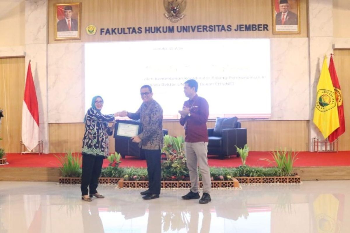 Kemenko Perekonomian beri penghargaan Universitas Jember