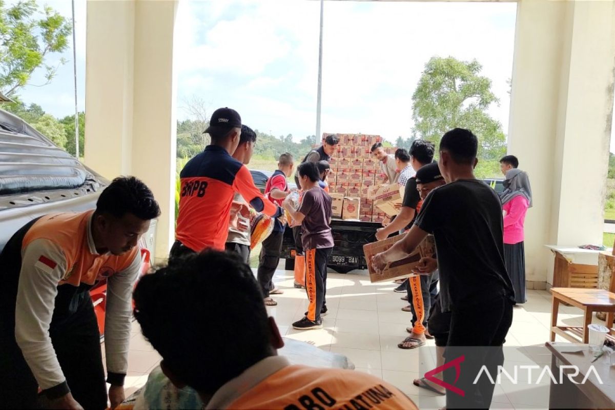 Bantu korban bencana tanah longsor di Serasan Kabupaten Natuna, PT Timah Tbk serahkan paket sembako dan perlengkapan balita