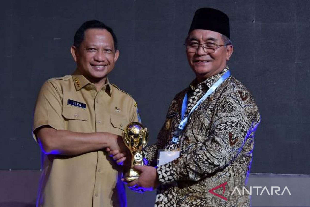 Bupati HSS terima penghargaan UHC Award Tahun 2023