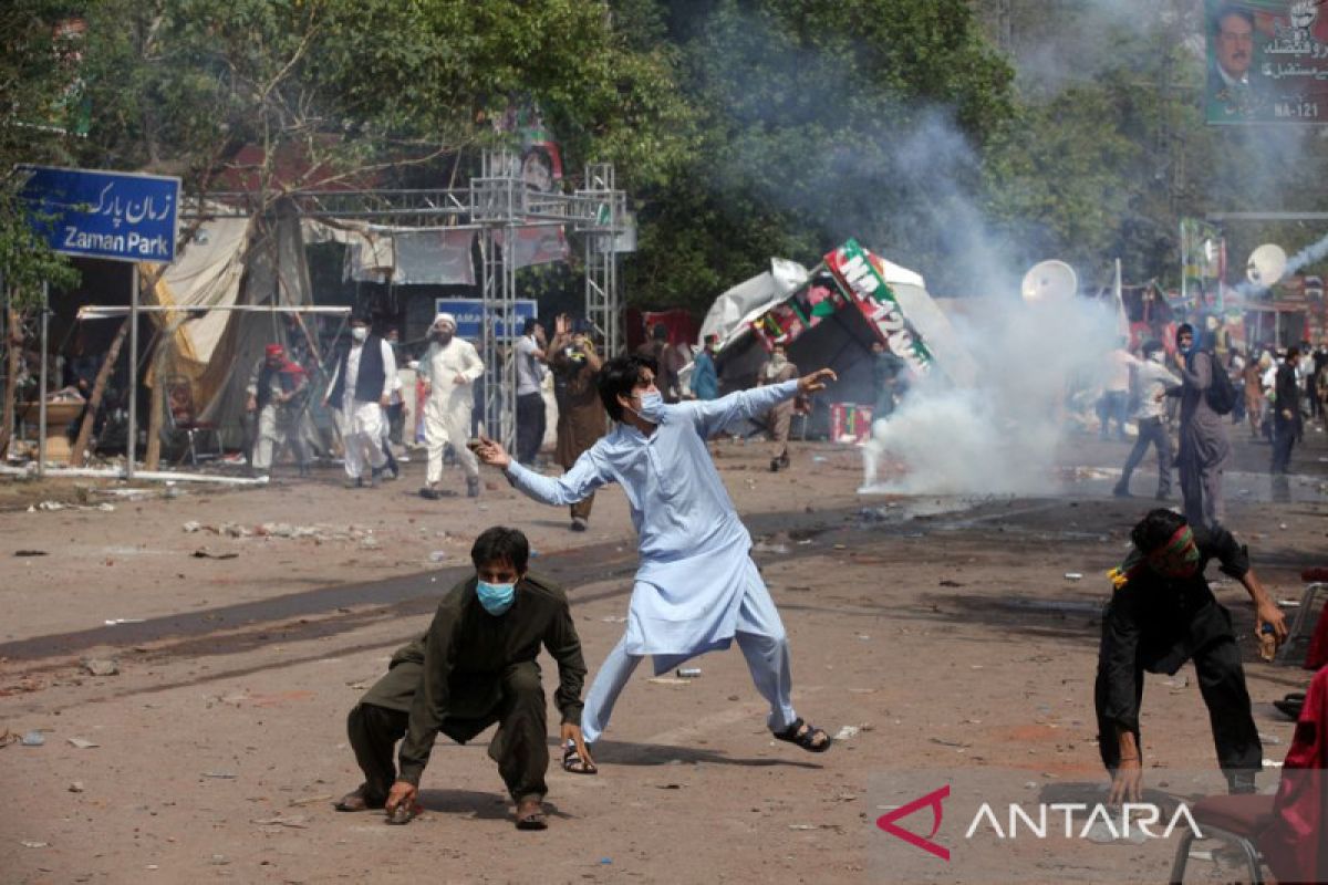 Mantan PM Pakistan diminta serahkan tersangka kerusuhan