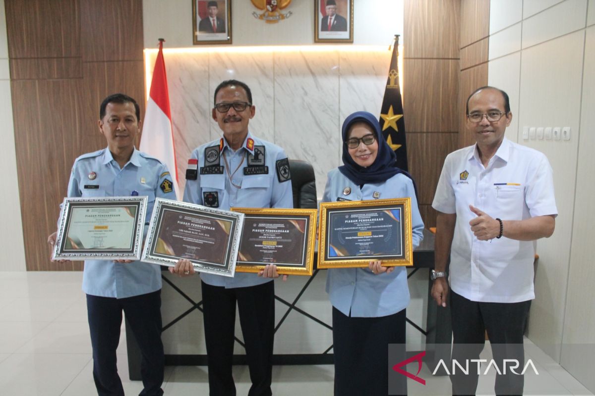 KPPN Banjarmasin sampaikan piagam penghargaan kinerja anggaran Kemenkumham Kalsel