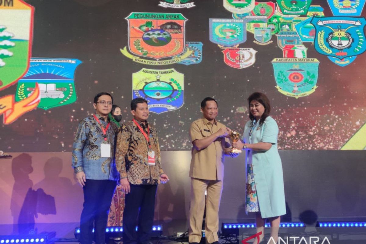 Sitaro terima UHC Award BPJS, Bupati: Komitmen beri pelayanan kesehatan masyarakat