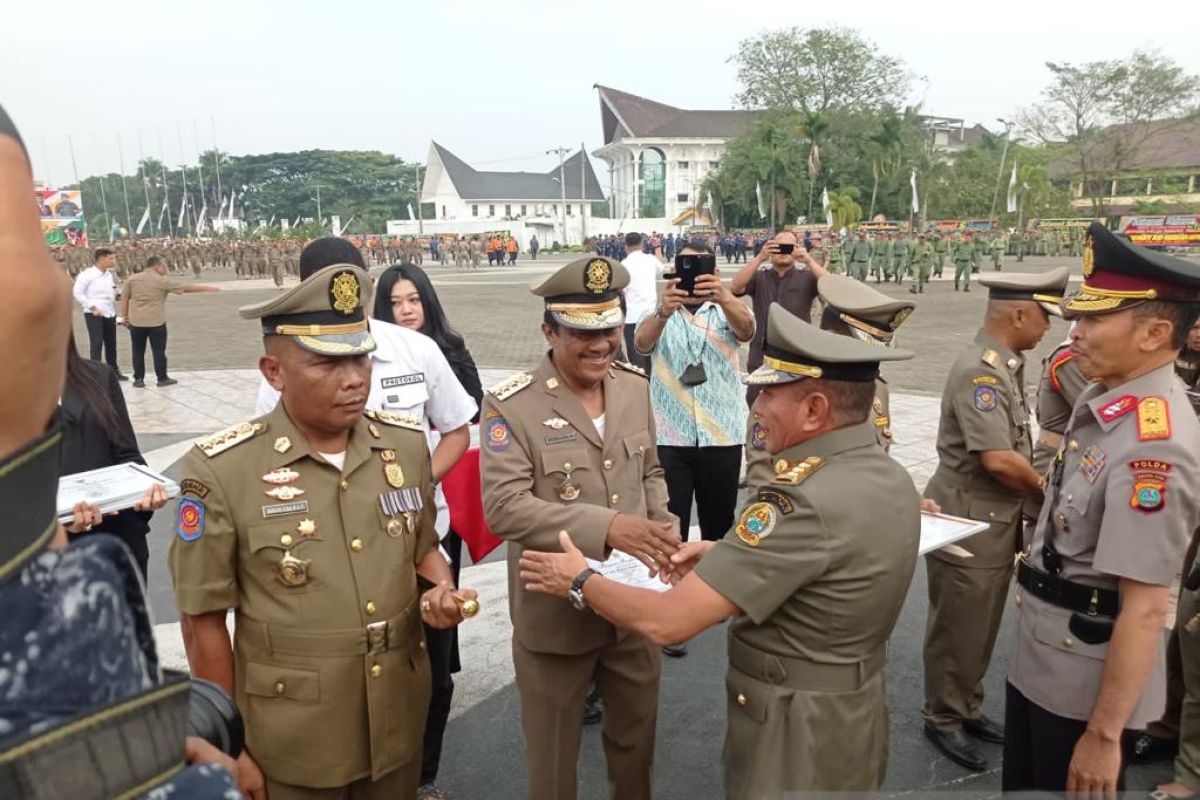 Kasatpol PP Padang Sidempuan terima penghargaan dari Gubsu Edy Rahmayadi