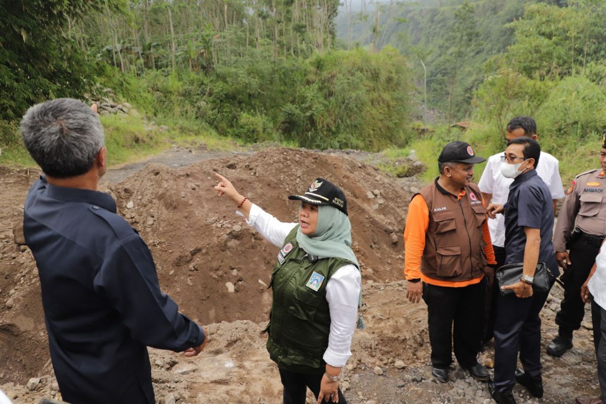 Bupati Sleman mengimbau warga hentikan aktivitas di sungai berhulu Merapi