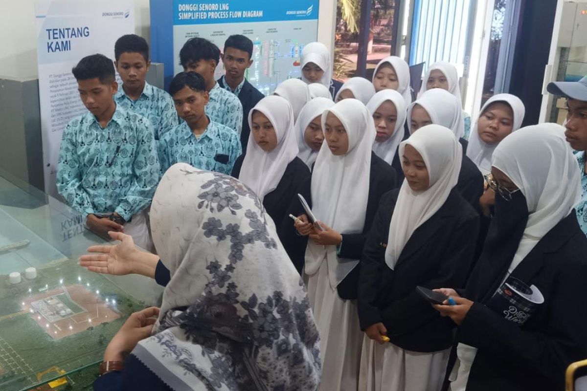 DSLNG terima kunjungan MA Darul Ulum Toili, ajarkan siswa mengenal industri LNG