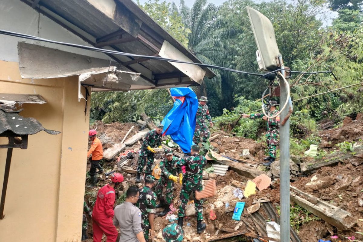 Tim gabungan hentikan sementara pencarian empat korban longsor Empang Bogor