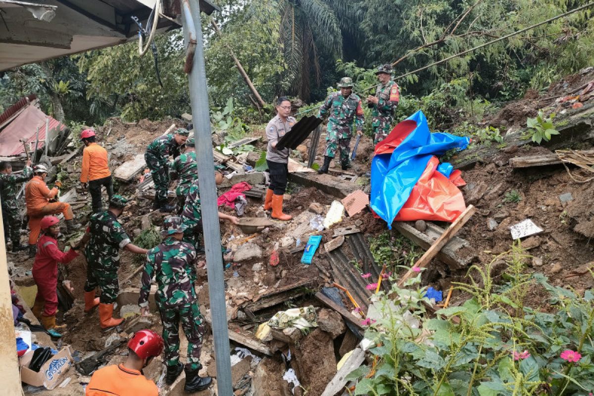 Longsor tebing penahan tanah rel KA di Empang Bogor akibatkan dua orang meninggal