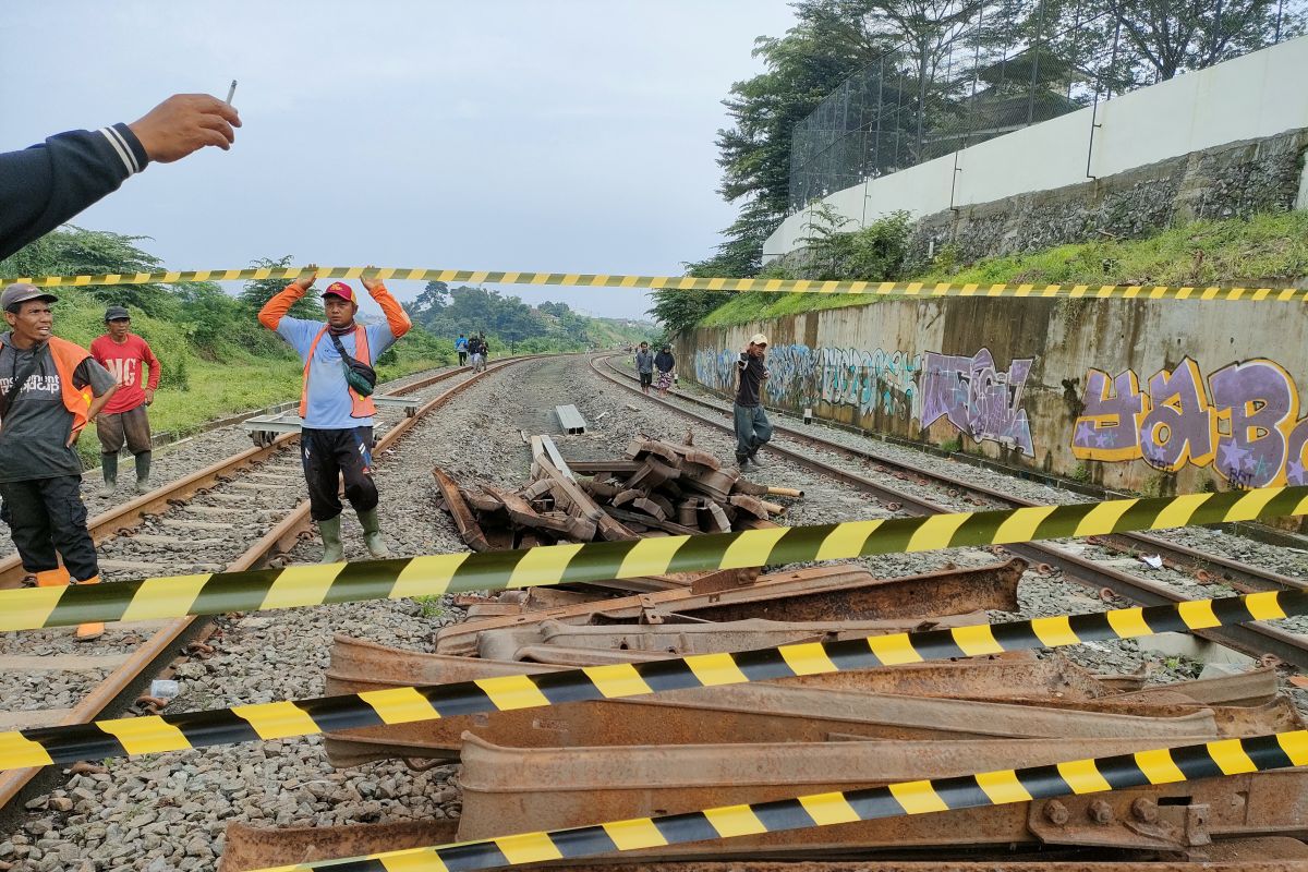 PT KAI upayakan jalur rel di Empang dapat dilalui satu jalur