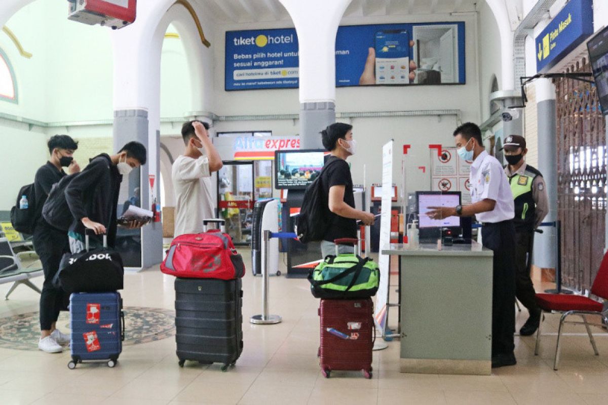 KAI Cirebon tegaskan naik kereta api jarak jauh wajib vaksin penguat