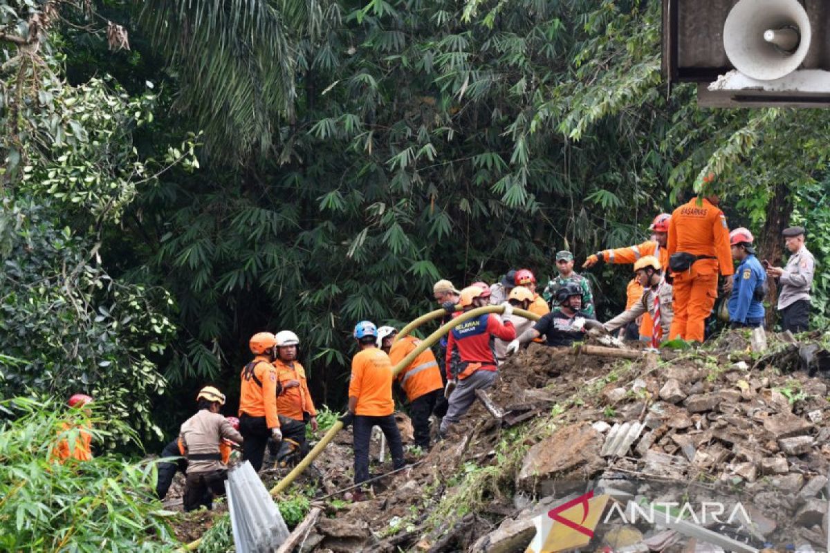 Pencarian Korban Tanah Longsor Di Bogor - ANTARA News