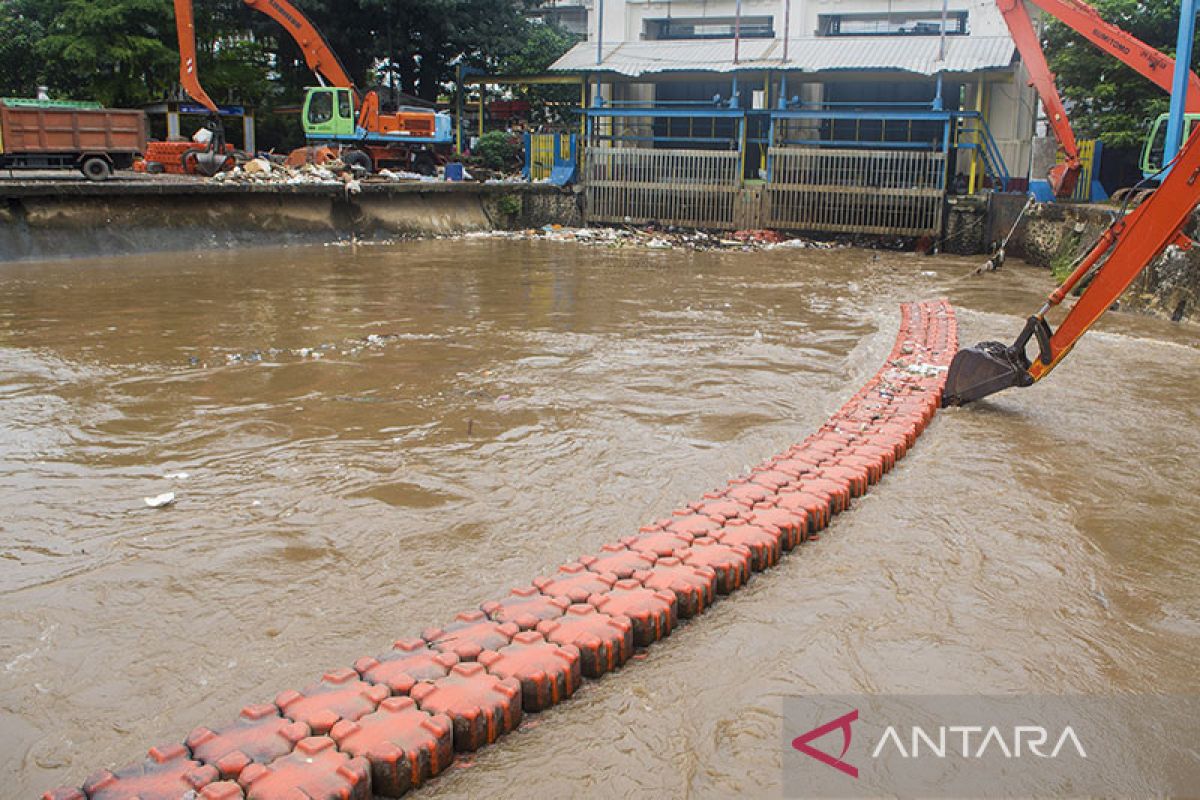 Jakarta kemarin, banjir beberapa lokasi hingga penujukan Komisaris MRT