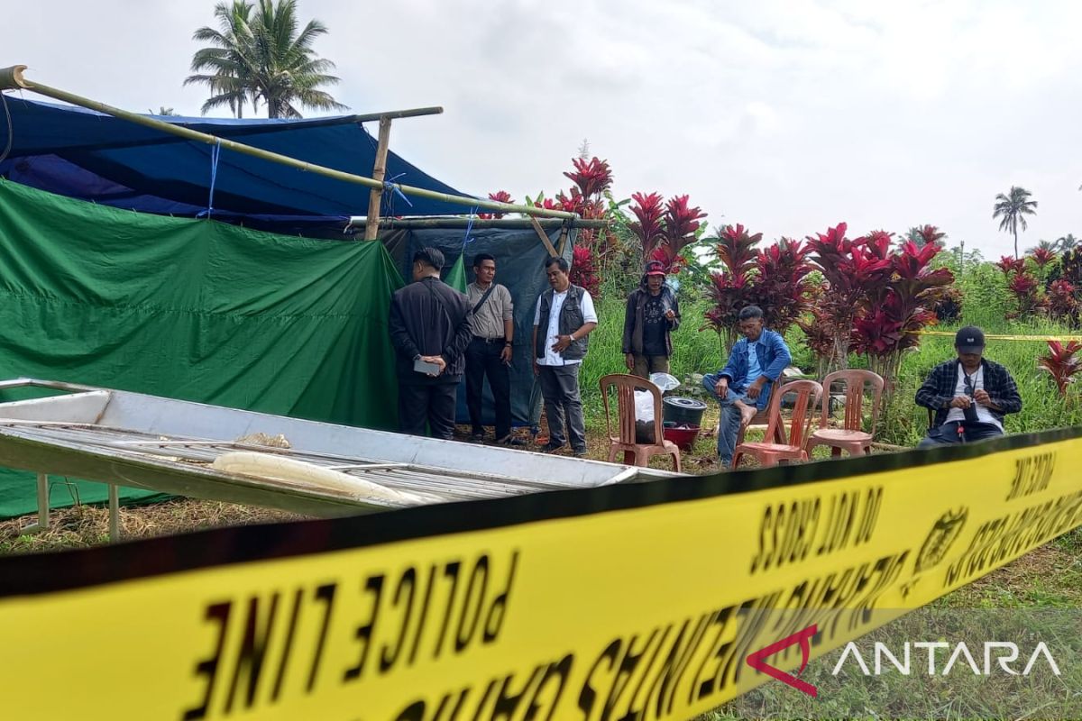 Keluarga bongkar kembali makam perempuan paruh baya