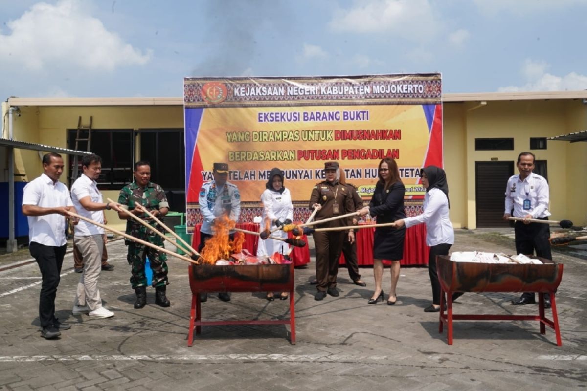 Forkopimda Kabupaten Mojokerto musnahkan satu kilogram narkoba