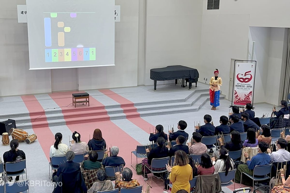 Ratusan warga Jepang belajar mainkan angklung