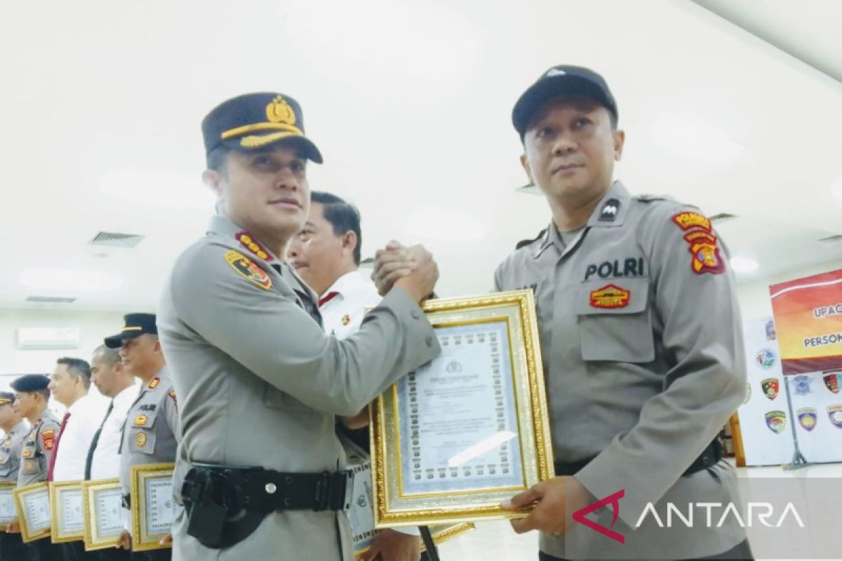 Kapolresta Samarinda berikan penghargaan kepada anggota kepolisian berprestasi