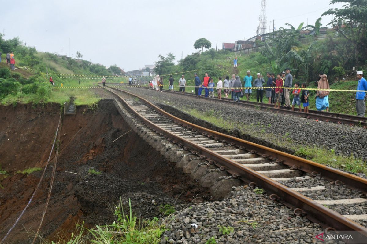 Tanah Longsor Di Jalur Rel KA Bogor Sukabumi - ANTARA News