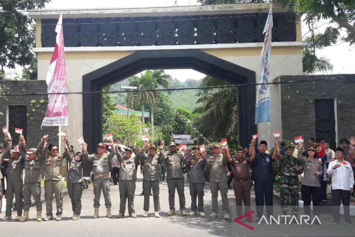 Ribuan orang bergandeng tangan kelilingi Gunung Tidar HUT Satpol PP