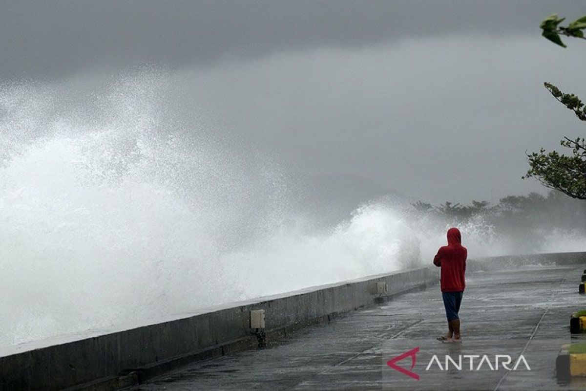 Waspada gelombang hingga 4 meter di perairan Samudra Hindia Selatan Jawa Timur