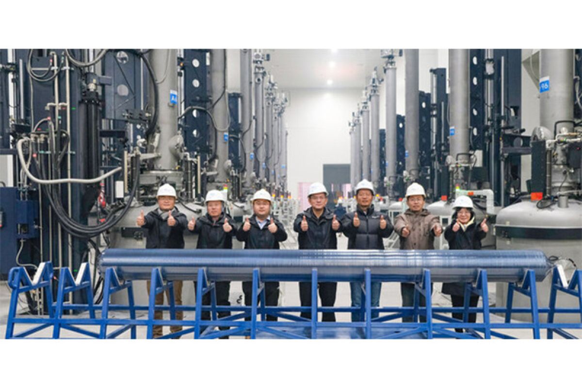 Ingot monokristalin tipe-n 210mm yang pertama mulai diproduksi di Pabrik Qinghai Milik Trina Solar