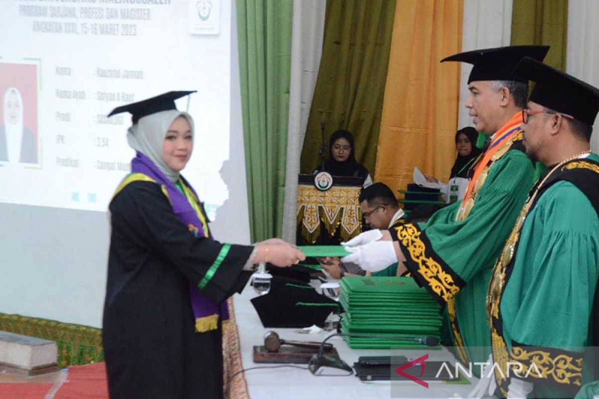 74 mahasiswa Unimal lulus cumlaude